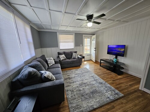 Circleview Suite, Nestled 5 minutes from Beckley,1934 home Remodeled and updated