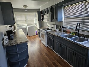 Batterie de cuisine, vaisselle et ustensiles