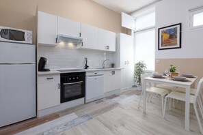 Kühlschrank, Ofen, Geschirrspüler, Wasserkocher mit Kaffee-/Teezubehör