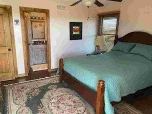 5 bedrooms, iron/ironing board, WiFi, bed sheets