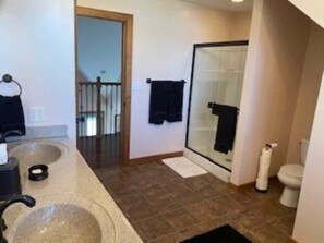 Dusche, Haartrockner, Handtücher, Toilettenpapier