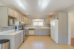 Fridge, microwave, stovetop, coffee/tea maker - Group-Friendly Durham Home 6 Mi to Duke University (Durham)