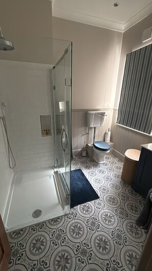 Dusj, hårføner, håndklær og såpe