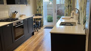 Frigorífico, microondas, horno y lavavajillas