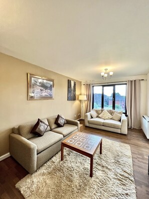 Smart TV, books - Modern & Cosy 2 bedroom Flat with Free Parking - 5 minutes from City Centre (Glasgow)