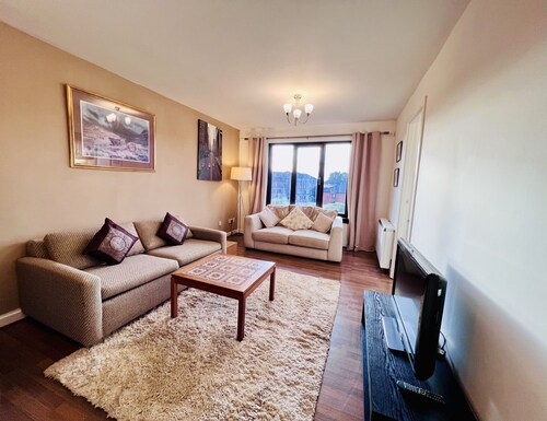 Modern & Cosy 2 bedroom Flat with Free Parking - 5 minutes from City Centre