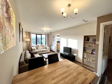 Smart TV, libri. Modern & Cosy 2 bedroom Flat with Free Parking - 5 minutes from City Centre