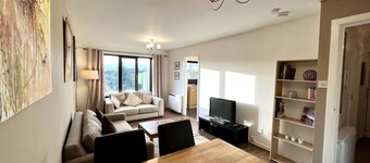 Modern & Cosy 2 bedroom Flat with Free Parking - 5 minutes from City Centre