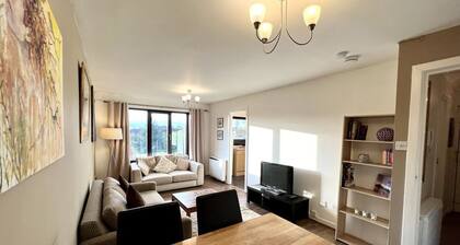 Modern & Cosy 2 bedroom Flat with Free Parking - 5 minutes from City Centre