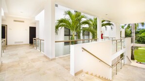 Un vaste espace intérieur avec un escalier menant à un balcon.