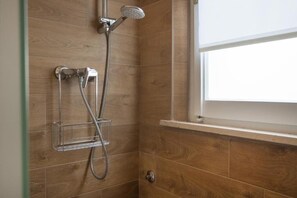 Ducha, secador de pelo, bidet, toallas