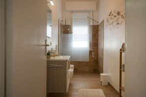 Dusche, Haartrockner, Bidet, Handtücher