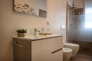Shower, hair dryer, bidet, towels - Perla Marina Appartamento AL Mare (Rimini)