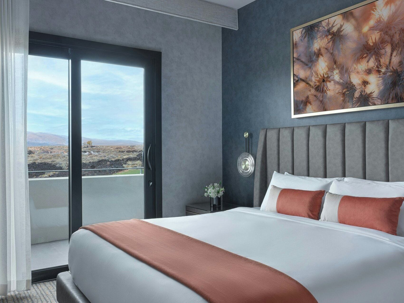 أغطية فراش متميزة وأسرّة بطبقة علوية مريحة وخزنة داخل الغرفة