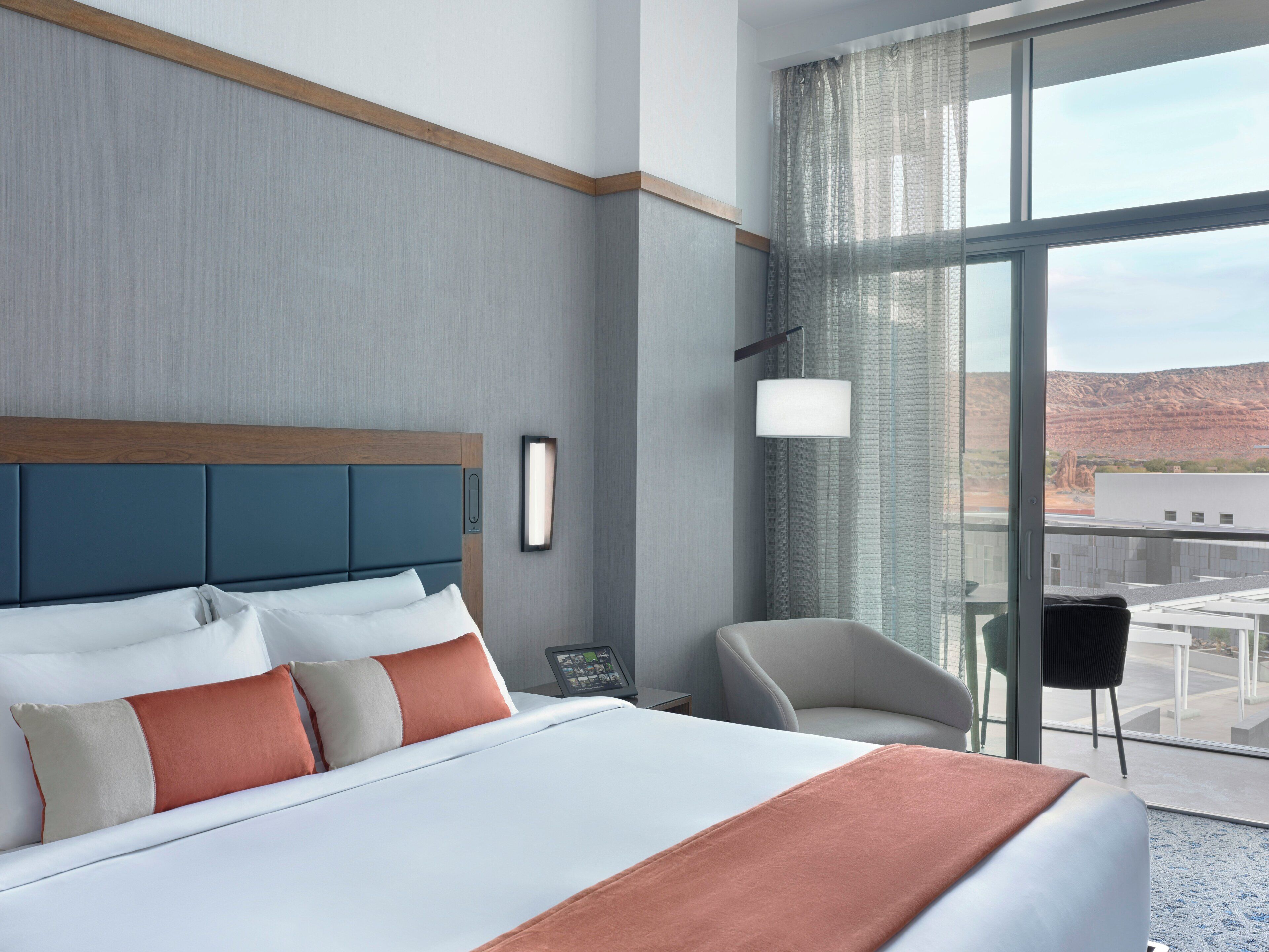 أغطية فراش متميزة وأسرّة بطبقة علوية مريحة وخزنة داخل الغرفة