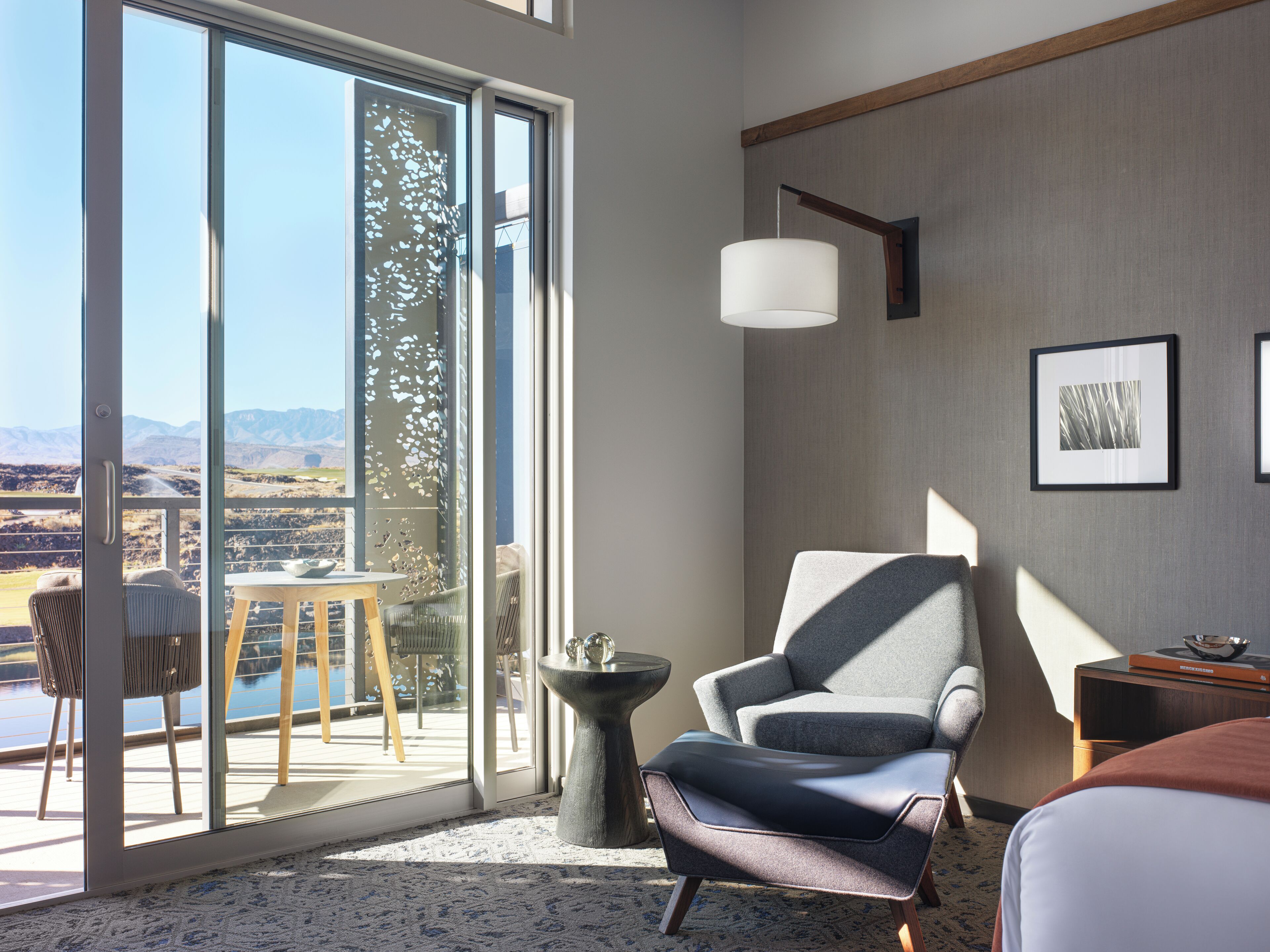 高档床上用品、加厚床垫、客房内保险箱、遮光窗帘