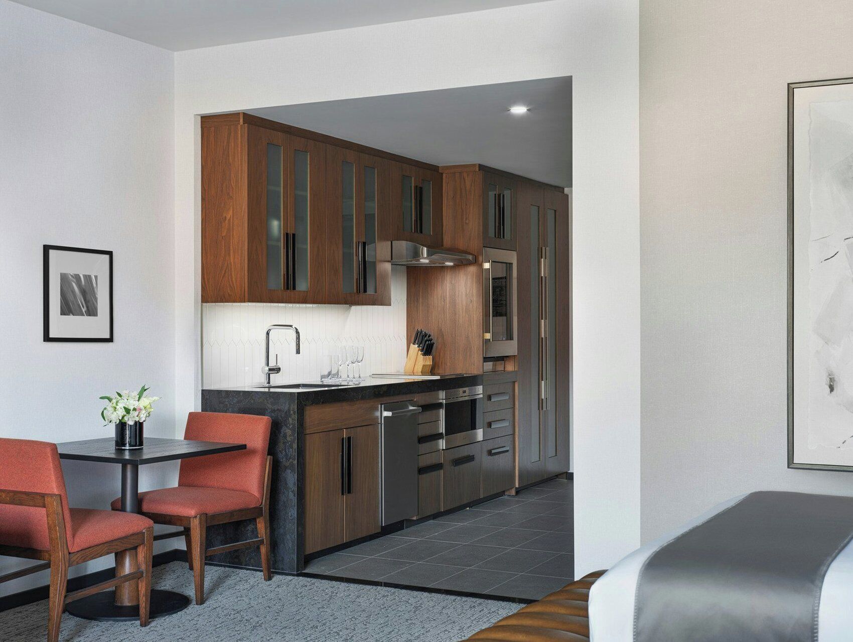 أغطية فراش متميزة وأسرّة بطبقة علوية مريحة وخزنة داخل الغرفة