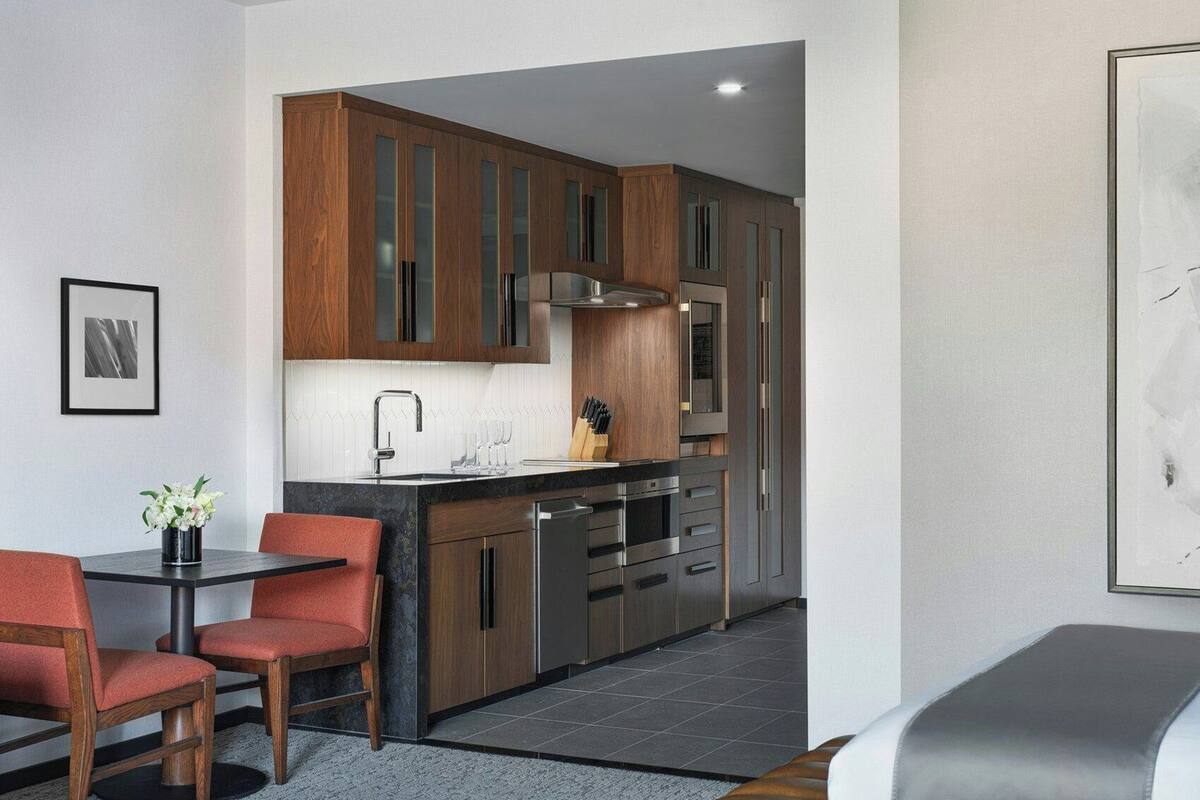 أغطية فراش متميزة وأسرّة بطبقة علوية مريحة وخزنة داخل الغرفة