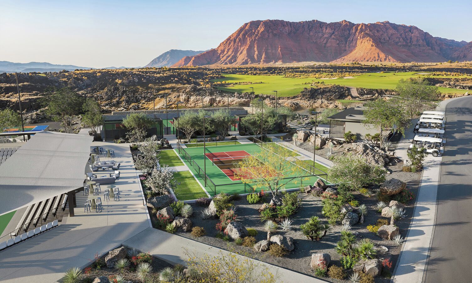 Un court de tennis entouré d’un aménagement paysager, avec une montagne en arrière-plan.