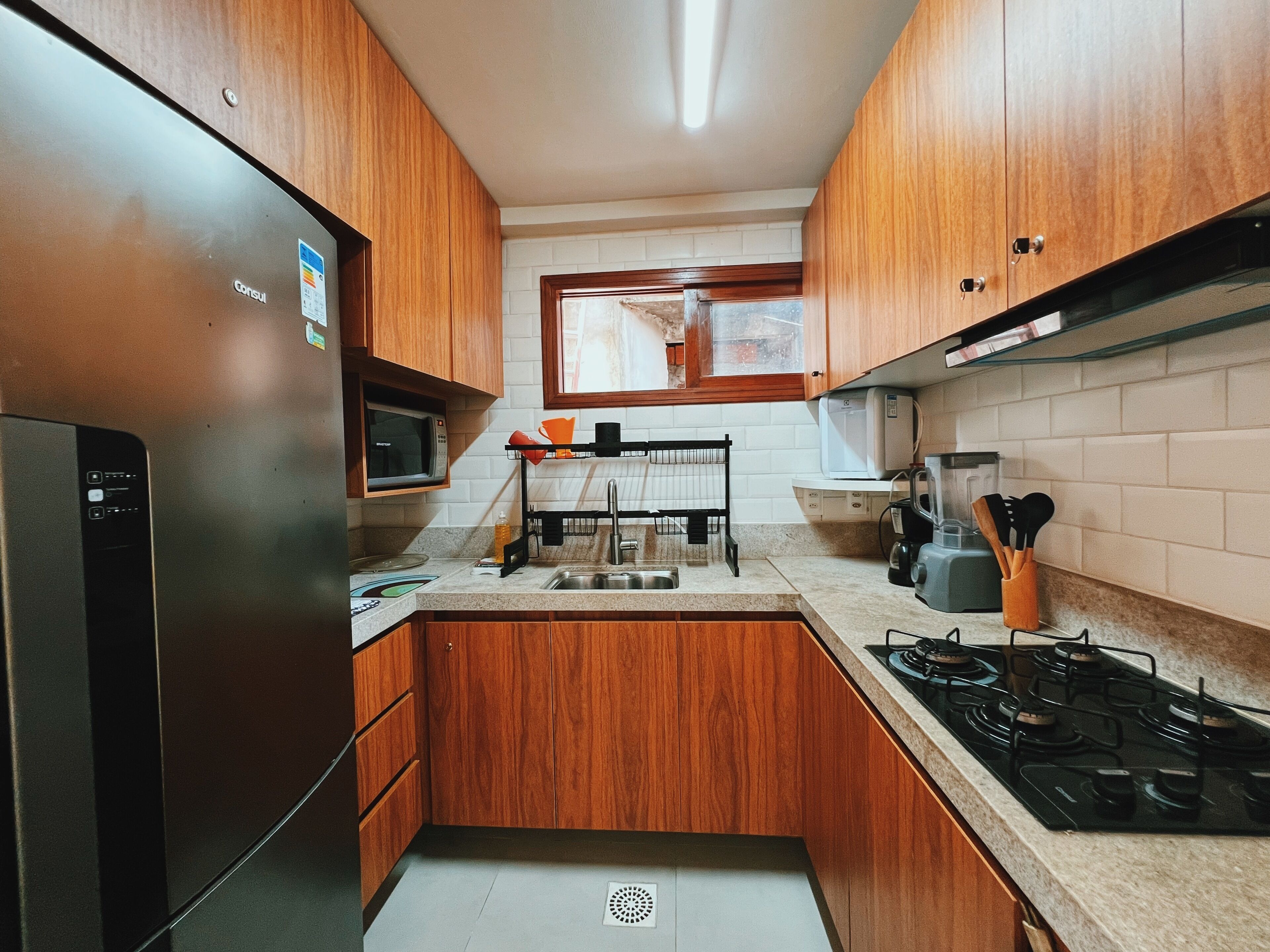 Réfrigérateur, micro-ondes, plaque de cuisson, lave-vaisselle