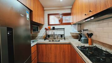 Réfrigérateur, micro-ondes, plaque de cuisson, lave-vaisselle