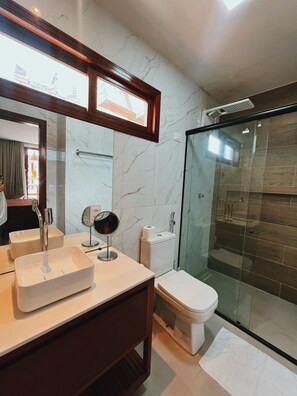 Toalhas de banho, papel higiênico