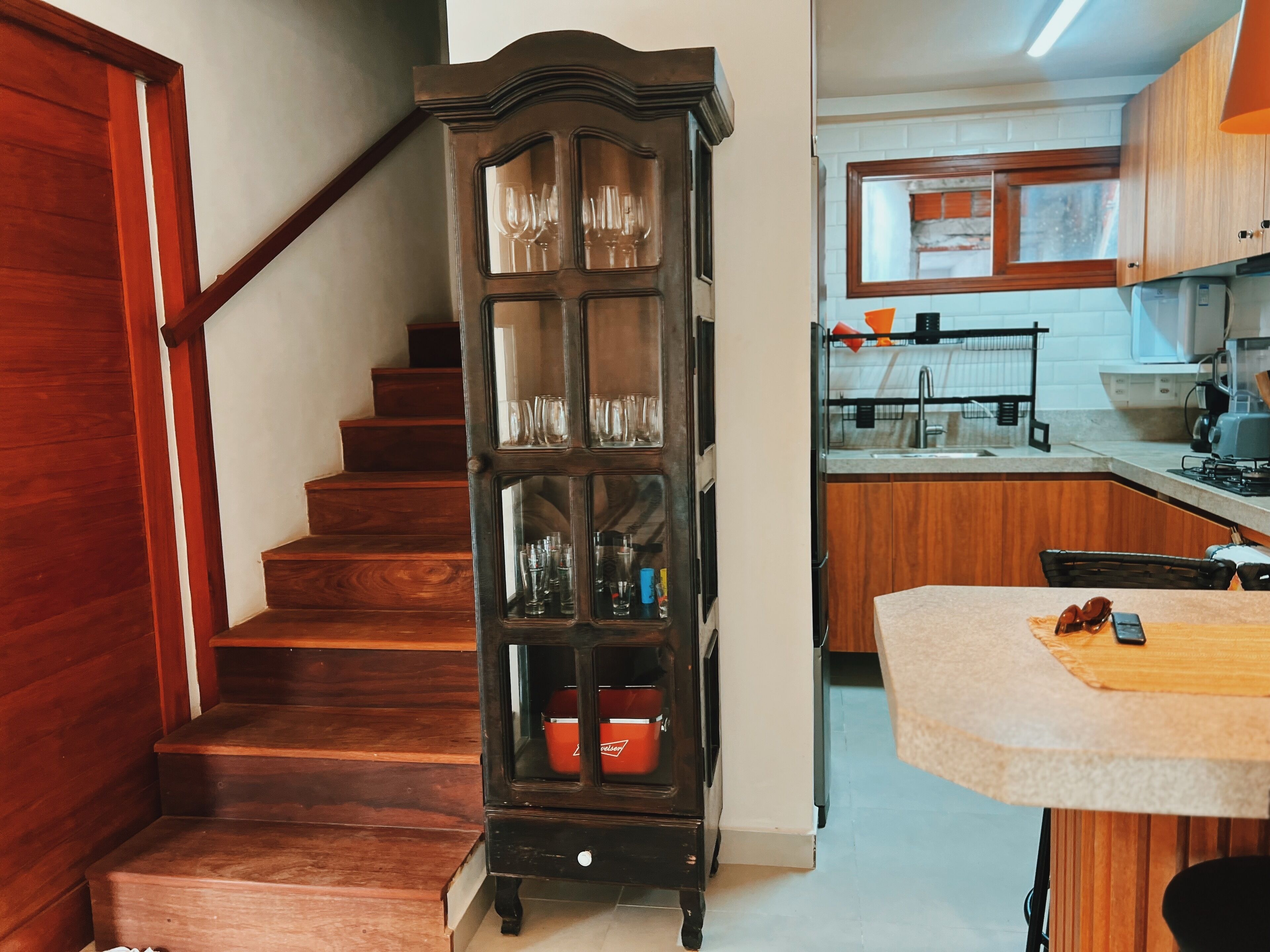 Réfrigérateur, micro-ondes, plaque de cuisson, lave-vaisselle