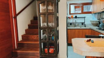 Réfrigérateur, micro-ondes, plaque de cuisson, lave-vaisselle