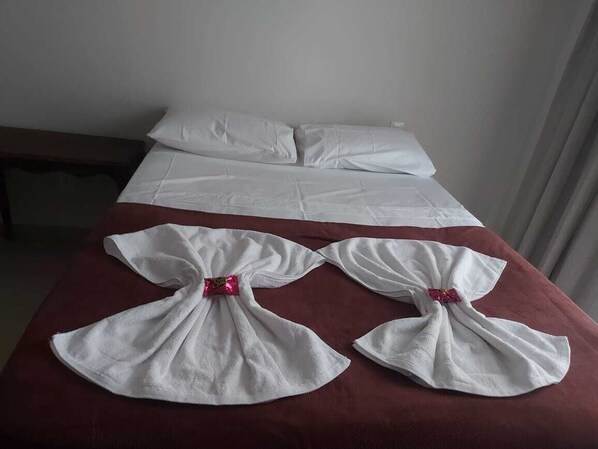 2 bedrooms, iron/ironing board, free WiFi, bed sheets
