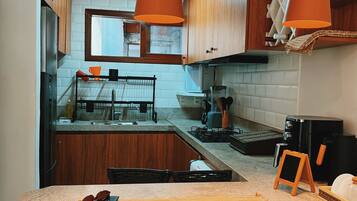 Fridge, microwave, stovetop, dishwasher