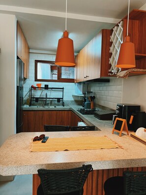 Fridge, microwave, stovetop, dishwasher - Casa com 2 Quartos no Centro de Pipa (Praia da Pipa Tibau do Sul)