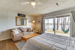 3 soverom, skrivebord, strykejern/-brett og reiseseng for barn