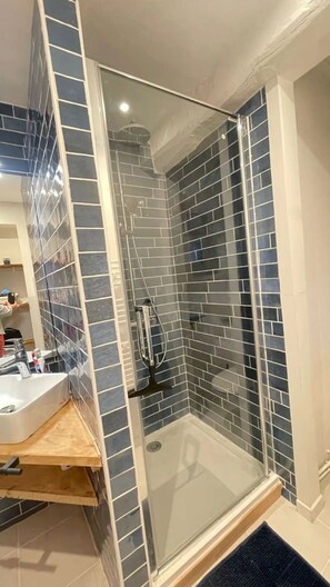Dusche, Haartrockner, Handtücher, Seife