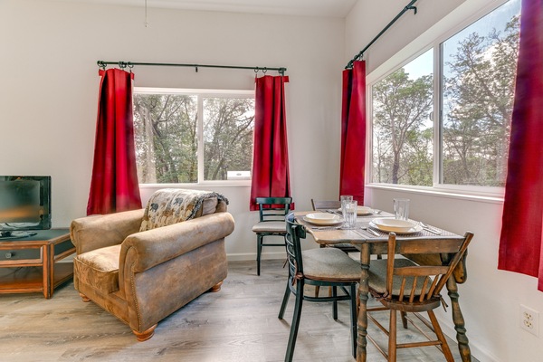 Dining Area | Dining Table | Dishware/Flatware