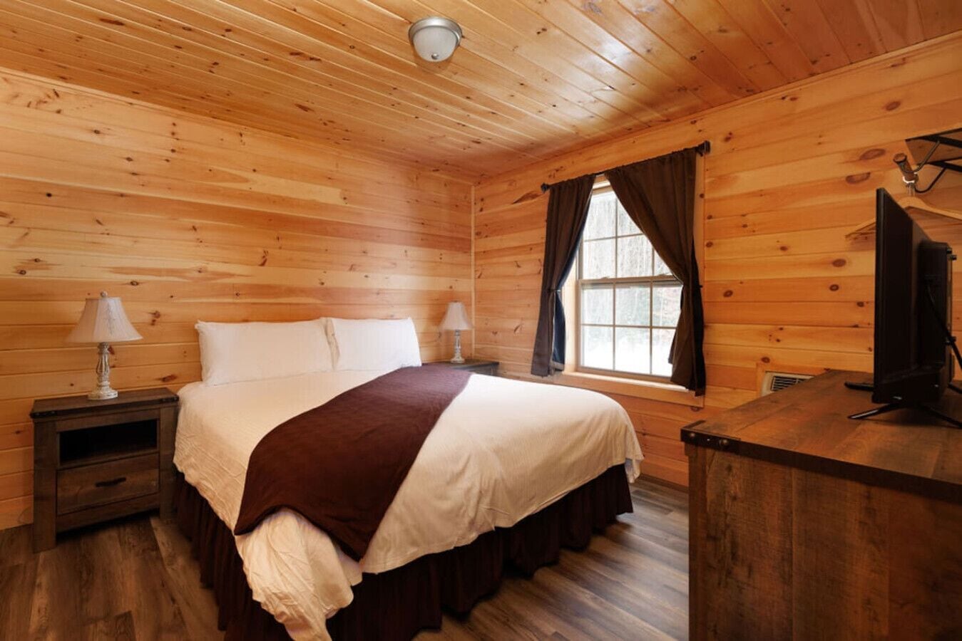 4 bedrooms, desk, iron/ironing board, travel crib