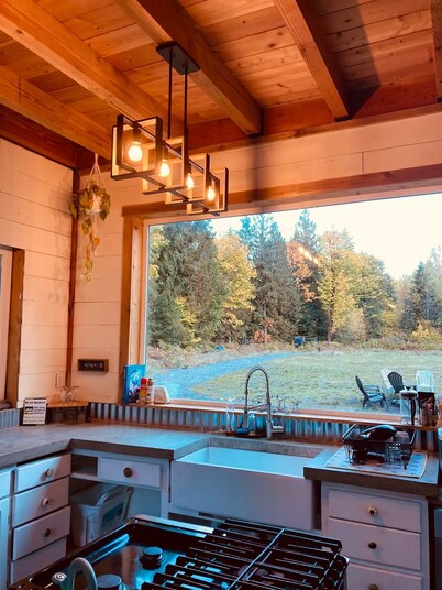 Cozy 40 Acre Homestead Cabin w/ 360 Views + Soaker Tub!