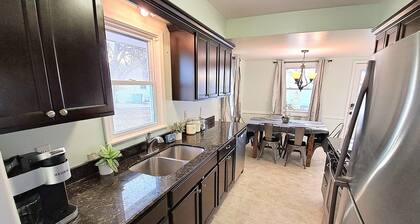 Hot Tub, 5 Minutes to Airport, Mall of America, Games, Family fun!