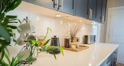 Sensory Serenity: Parking, Netflix,Fast Wi-Fi in a Luxe Fragrance-Free Flat