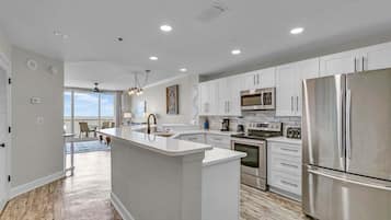 Réfrigérateur, four à micro-ondes, un four, surface de cuisson