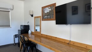 Room | Blackout drapes, bed sheets - Eastern Sierra Motor lodge (Independence)
