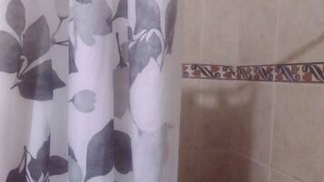 Douche, sĂšche-cheveux, serviettes fournies, savon