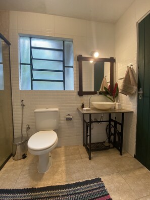 Douche, sèche-cheveux, serviettes fournies, savon