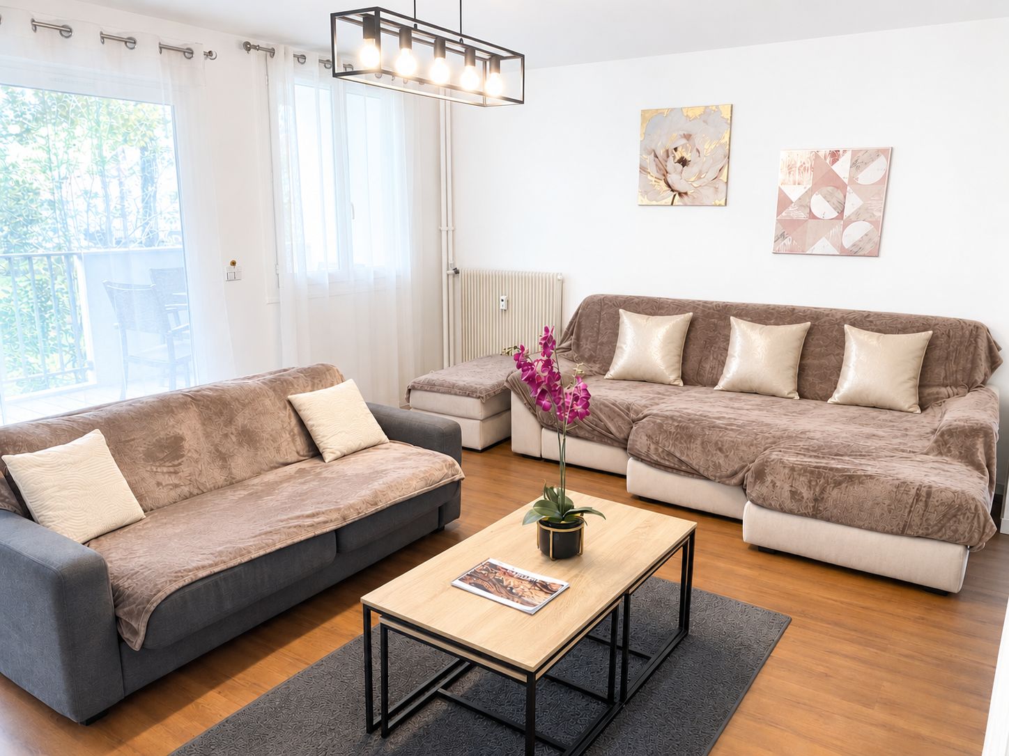 Ein stilvolles Wohnzimmer mit einer Couch, einem Couchtisch und einem Blumentopf.