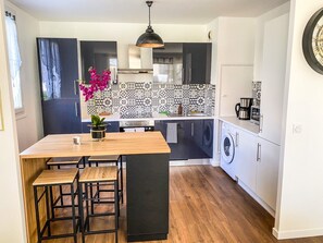 Réfrigérateur, micro-ondes, four, plaque de cuisson