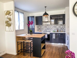 Réfrigérateur, four à micro-ondes, un four, surface de cuisson