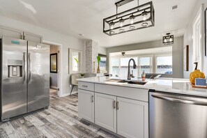 冷蔵庫、電子レンジ、オーブン、コンロ