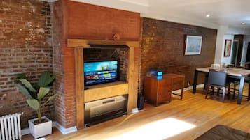 Smart TV, fireplace