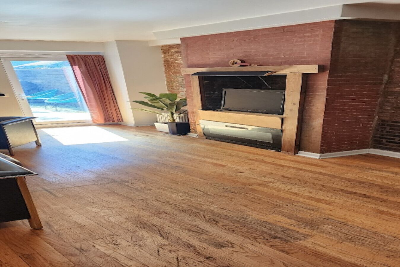 Smart TV y chimenea 