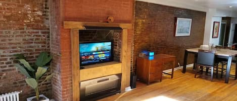 Smart TV, fireplace