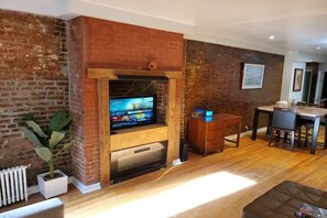 Smart-tv och eldstad
